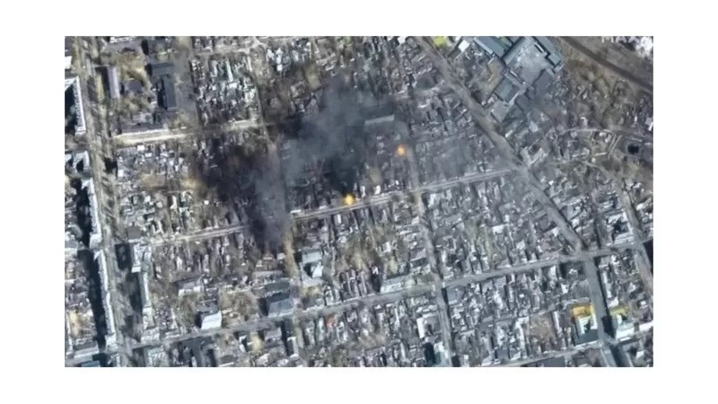 Imagem de satélite mostra incêndios após ataques russos em área residencial do leste de Mariupol, na Ucrânia (Foto: Maxar via BBC)