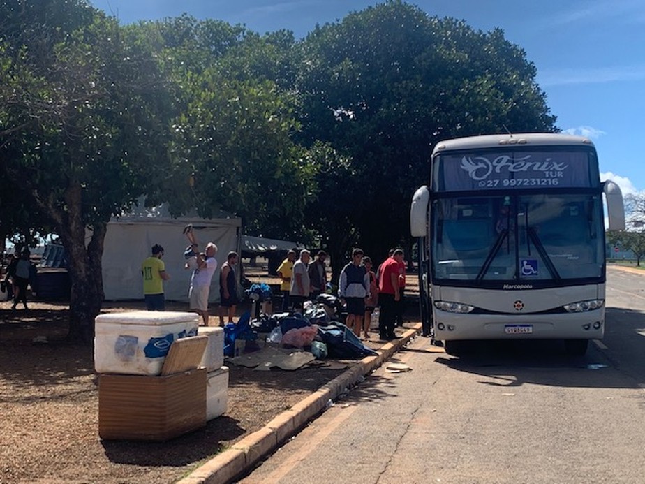 Apoiadores de Jair Bolsonaro deixam o acampamento
