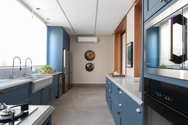 Décor do dia: casa de campo tem cozinha com portas de correr e marcenaria azul (Foto: Daniel Veiga)