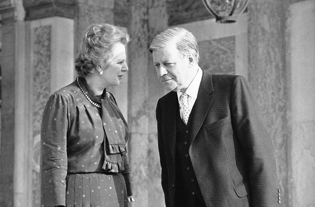 Helmut Schmidt mit der ehemaligen britischen Premierministerin Margaret Thatcher auf einem Foto von 1982 (Foto: AP)