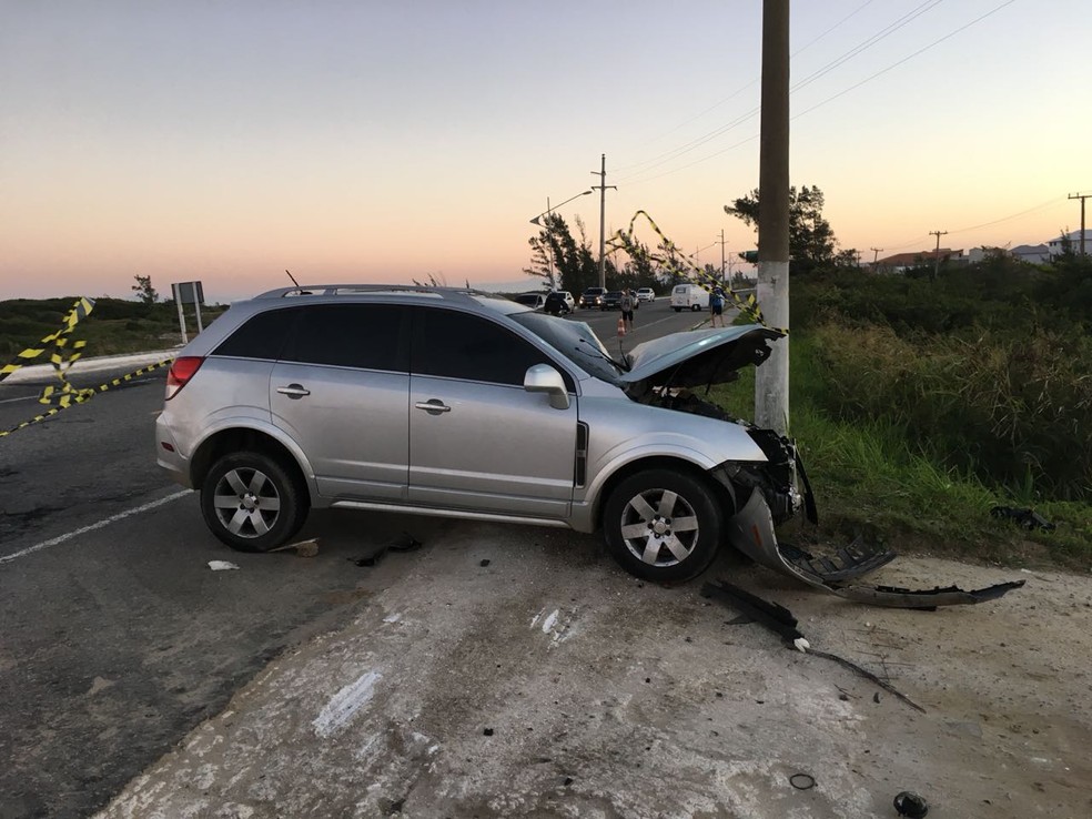 Motorista do carro nÃ£o resistiu aos ferimentos e morreu no local (Foto: VinÃ­cius Pereira/Inter TV RJ)