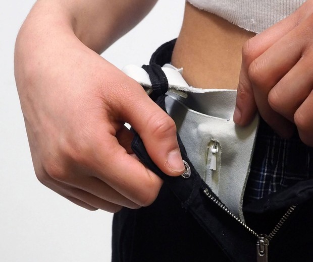 Designer cria 'pochete' discreta para policiais femininas terem produtos menstruais sempre à mão (Foto: Divulgação)