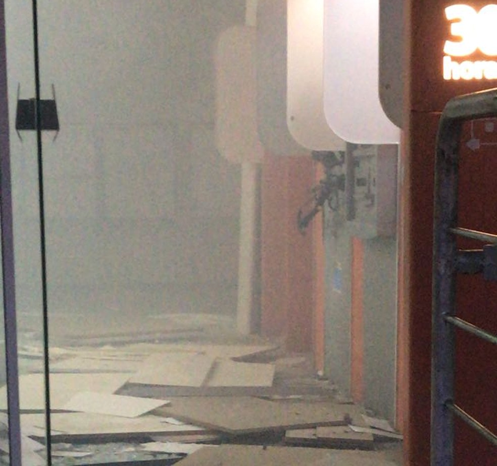 Caixa eletrÃ´nico foi explodido em ItaguajÃ© (Foto: Arquivo pessoal)