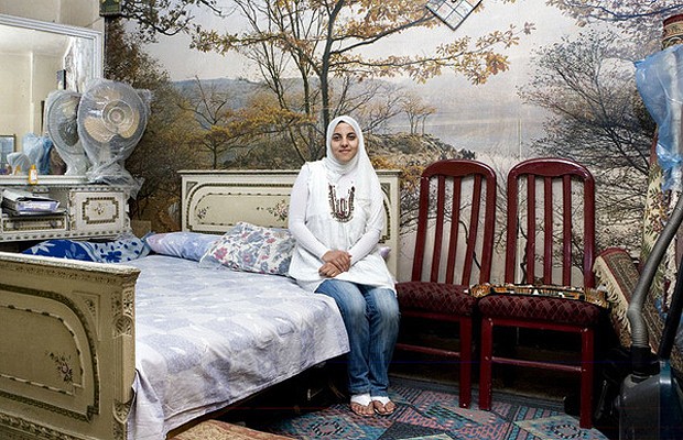 Enas, 22 anos, do Cairo, no Egito, tem uma decoração bem peculiar em seu quarto, com móveis antigos e rebuscados e um desenho de paisagem na parede (Foto: Gabriele Galimberti )