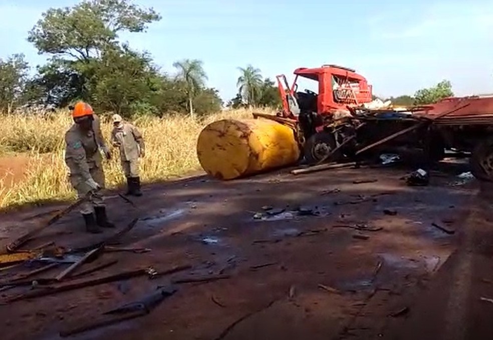 Segundo o Corpo de Bombeiros, dois dos caminhões seguiam na rodovia sentido Ivinhema quando aconteceu a batida  Foto: Marcos Donzeli/Reprodução