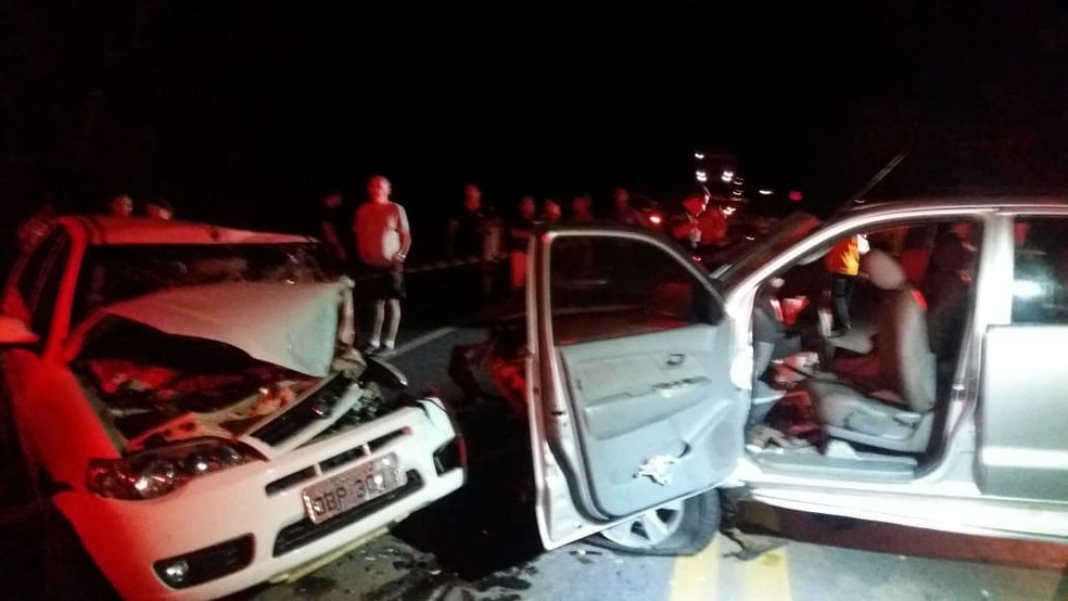 Acidente entre quatro veÃ­culos deixou sete pessoas feridas na BR-070 â Foto: Corpo de Bombeiros de Mato Grosso/Assessoria