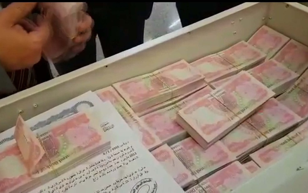 Carregamento de dinares iraquianos falsos apreendido no Aeroporto JK, em BrasÃ­lia (Foto: TV Globo/ReproduÃ§Ã£o)