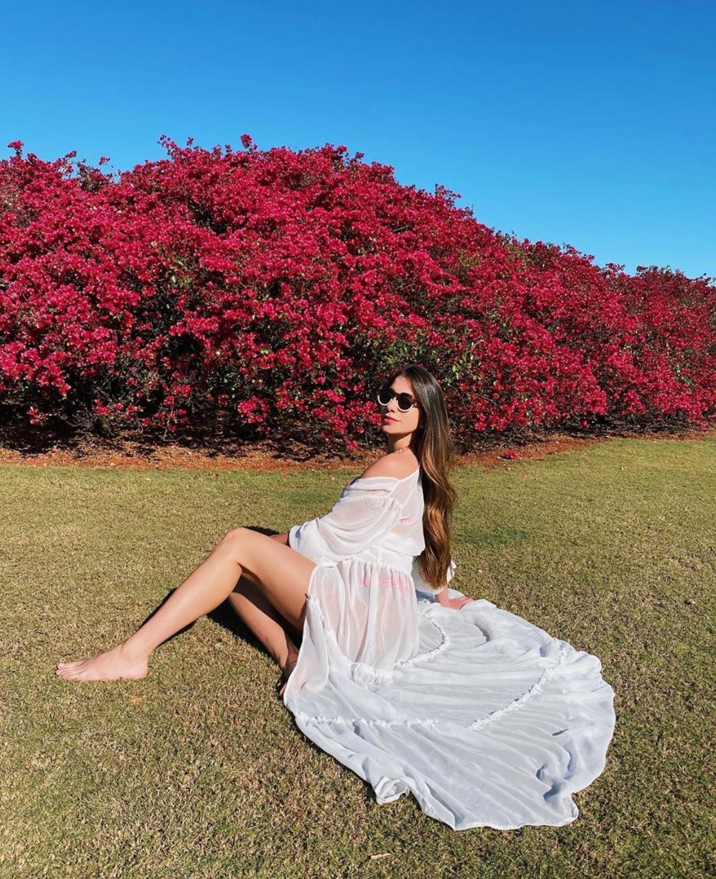 Romana Novais deseja bom dia para seguidores com clique deslumbrante em  cenário florido - Vogue | celebridade