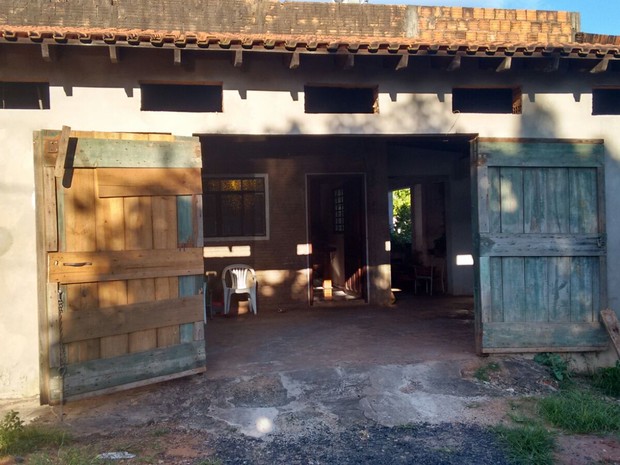 Vítimas foram encontradas mortas no interior de uma casa na Vila Industrial em Bauru (Foto: Sandra Fonseca/TV TEM)