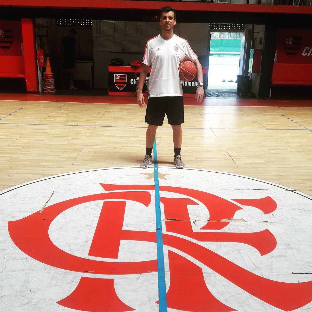 O reconhecimento do trabalho do técnico Rodrigo Galego no basquete ...
