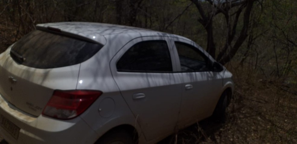 Polícia localizou carro do suspeito do crime abandonado em uma área de mata na cidade de Milagres. — Foto: Polícia Militar/ Divulgação
