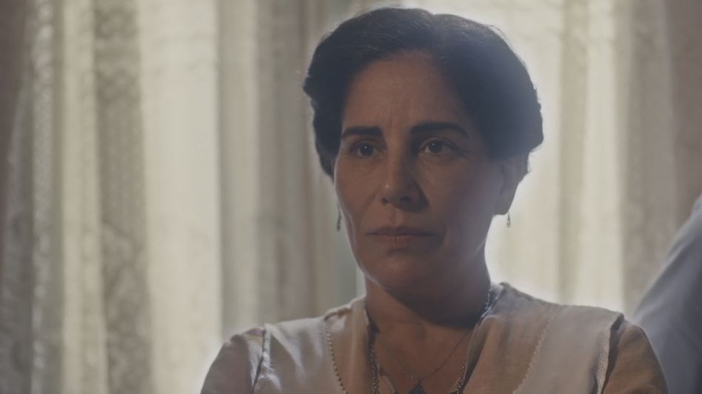 Lola (Gloria Pires) mente para Júlio (Antonio Calloni) na frente da família  — Foto: Globo