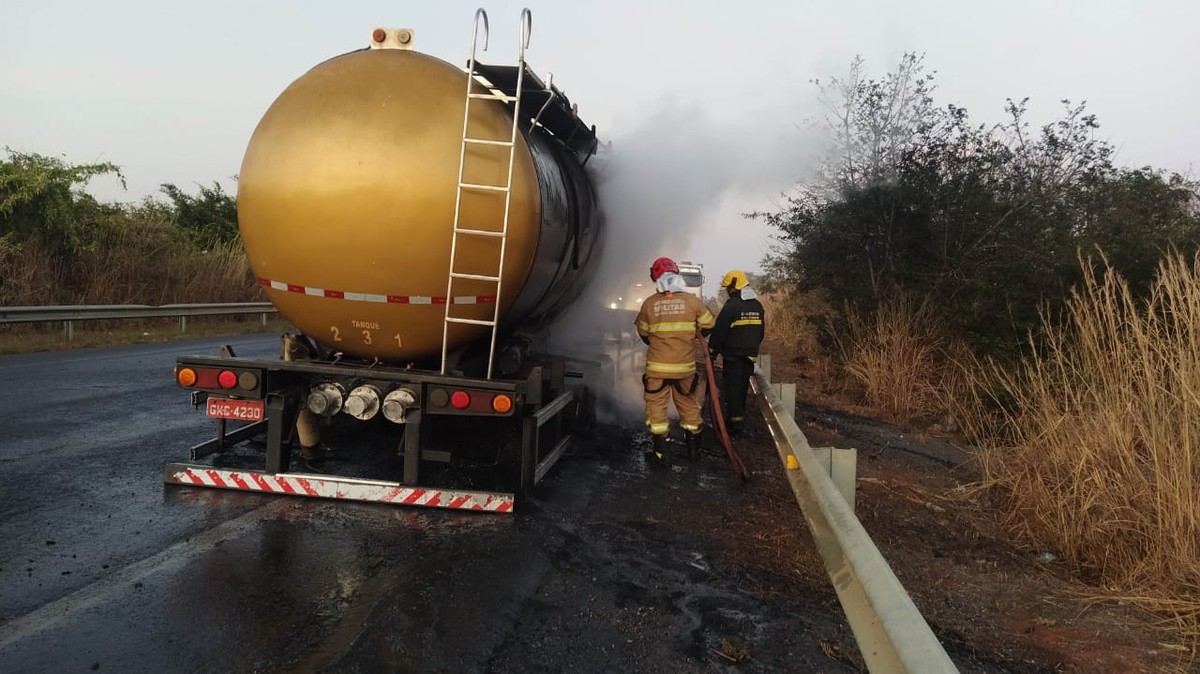 Carreta carregada de licor de cacau é atingida por incêndio na BR-251