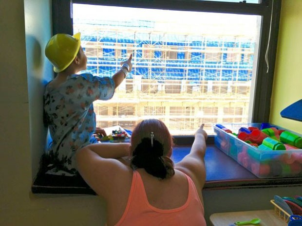 Crianças se divertem procurando Wally na construção ao lado (Foto: Reprodução/Facebook)