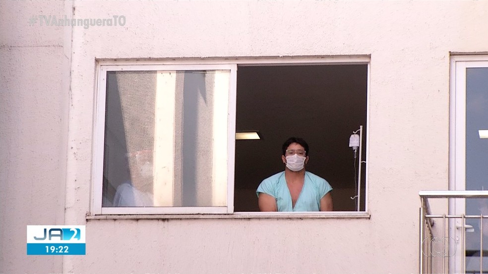 Funcionários do hospital organizaram a surpresa ao ver a dedicação do pai — Foto: Reprodução/TV Anhanguera