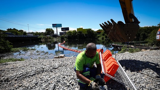 Secretaria do Ambiente instala ecobarreiras em rios que deságuam na Baía de Guanabara