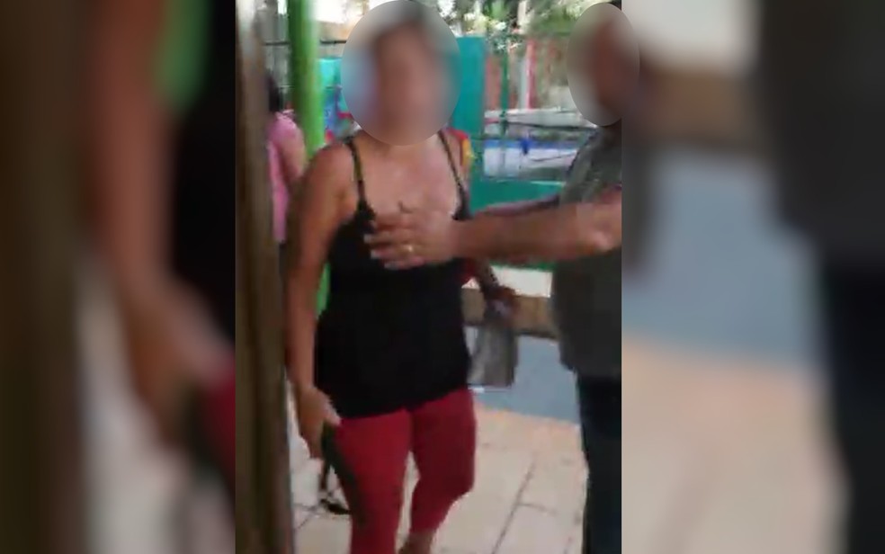 Mãe agride diretora da creche do filho com chineladas no rosto em Goiânia