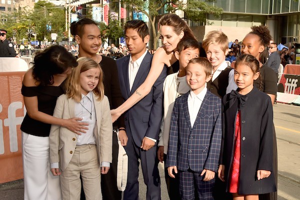 Angelina Jolie posa com 5 dos 6 filhos; veja como eles estão • DOL