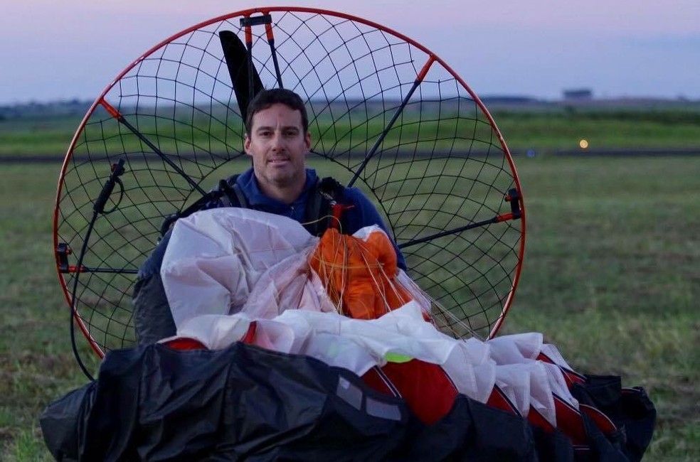 Empresário Imerson Trevisi, de 45 anos, morreu após cair com seu paraglider em Lins (Foto: J. Serafim Show / Divulgação )
