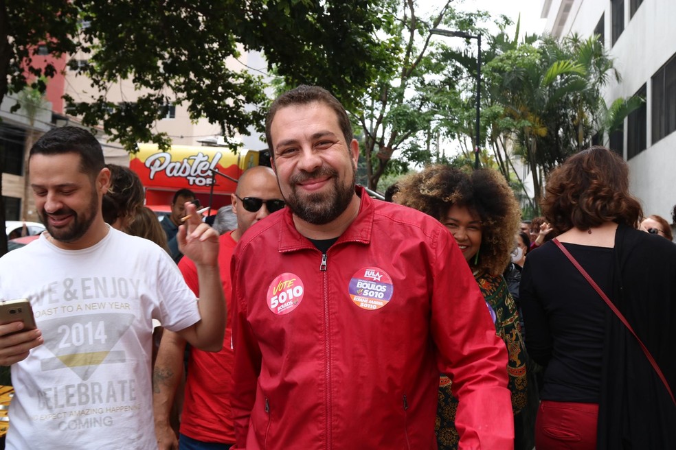O candidato Guilherme Boulos, durante votação em zona eleitoral da cidade de São Paulo, neste domingo (2) — Foto: Tomzé Fonseca/Futura Press/Estadão Conteúdo