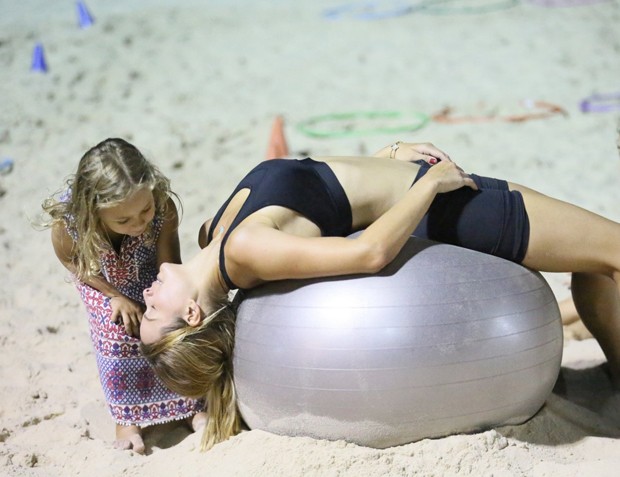 Luiza Valdetaro faz treino na praia acompanhada da filha Sophia (Foto: Gabriel Rangel / AgNews)