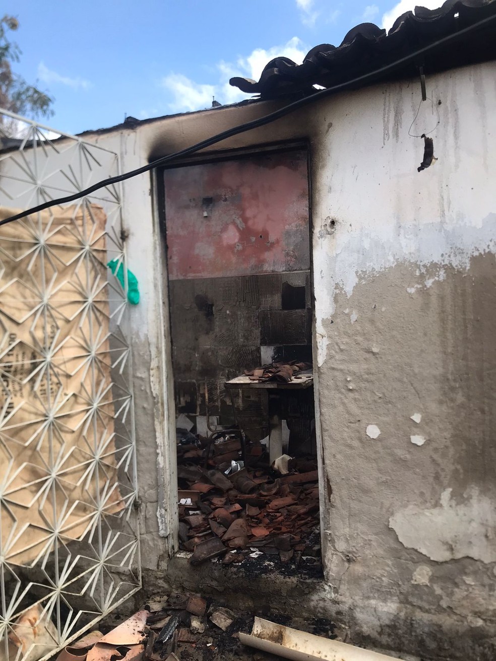 Idoso foi tirado de dentro de casa por vizinhos, durante incêndio no interior do RN — Foto: PM/Cedida