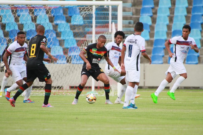 Sampaio estava melhor no segundo tempo, chegava à frente, apostava, arriscava. Mas não era efetivo. (Foto: Biaman Prado / O Estado) Sampaio estava melhor no segundo tempo, chegava à frente, apostava, arriscava. Mas não era efetivo. (Foto: Biaman Prado / O Estado)