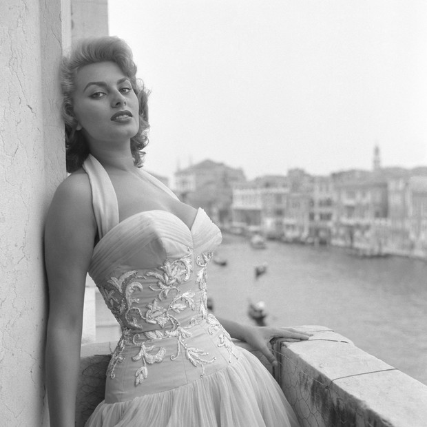 Italian actress Sophia Loren leaning on a wall, portayed on a terrace on the Canal Grande, wearing a white embroidered dress, Venice, 1955. (Photo by Archivio Cameraphoto Epoche/Getty Images) (Foto: Getty Images)