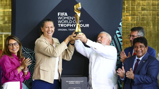 Em 1ª aparição após pneumonia, Lula diz que fará esforço para Brasil sediar Copa feminina em 2027