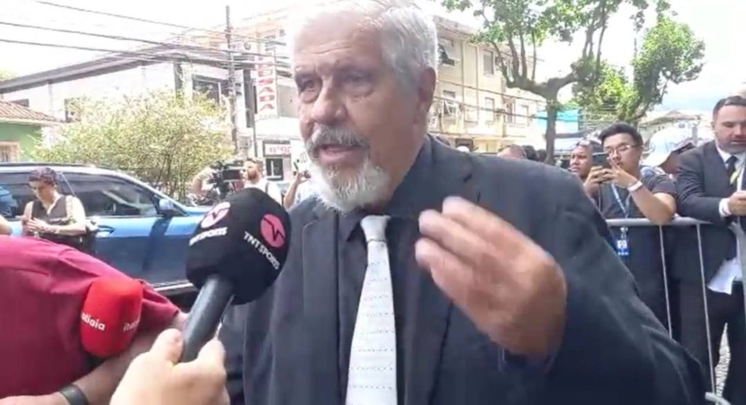 Prefeito de Três Corações (MG), José Roberto de Paiva, o Gordo Dentista (PSD), vai ao velório do Rei Pelé, em Santos, no litoral de SP, nesta segunda-feira (2).