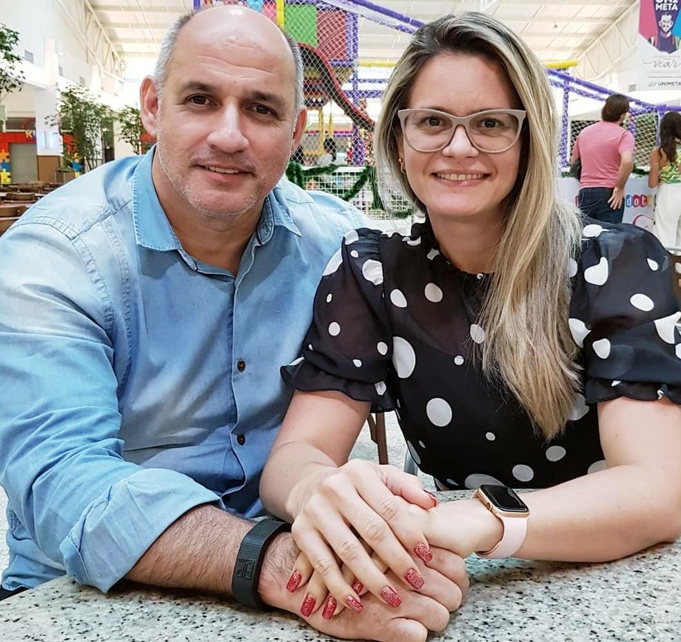 Peregrino ao lado da mulher, Karoli  — Foto: Arquivo pessoal