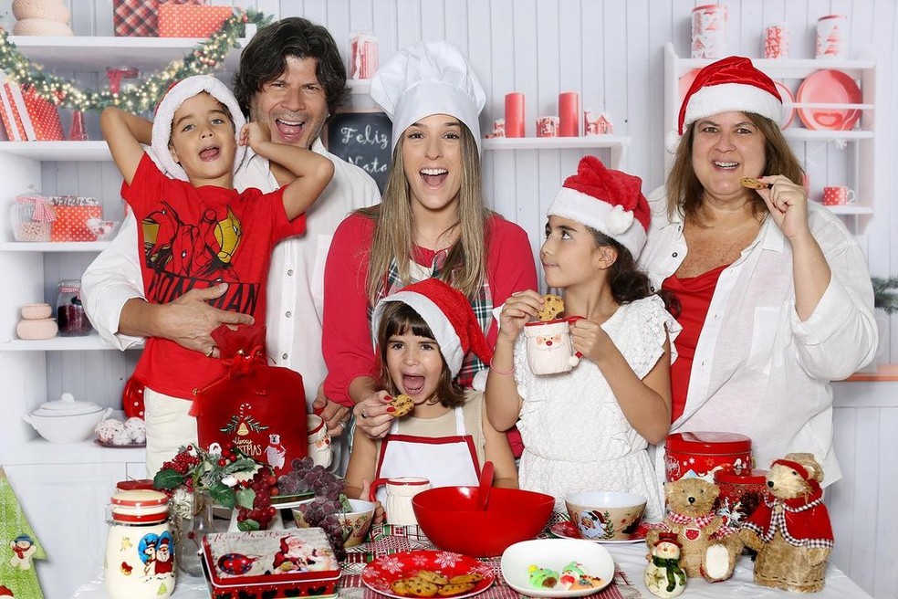 Paulo Ricardo faz uma bagunça com a esposa Bella Pinheiro e os filhos  — Foto: VZStudio Fotografia/Divulgação