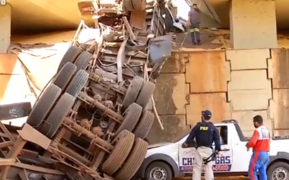 Carreta Cai De Viaduto E Motorista Fica Preso As Ferragens Em Itumbiara Video Transito Go G1