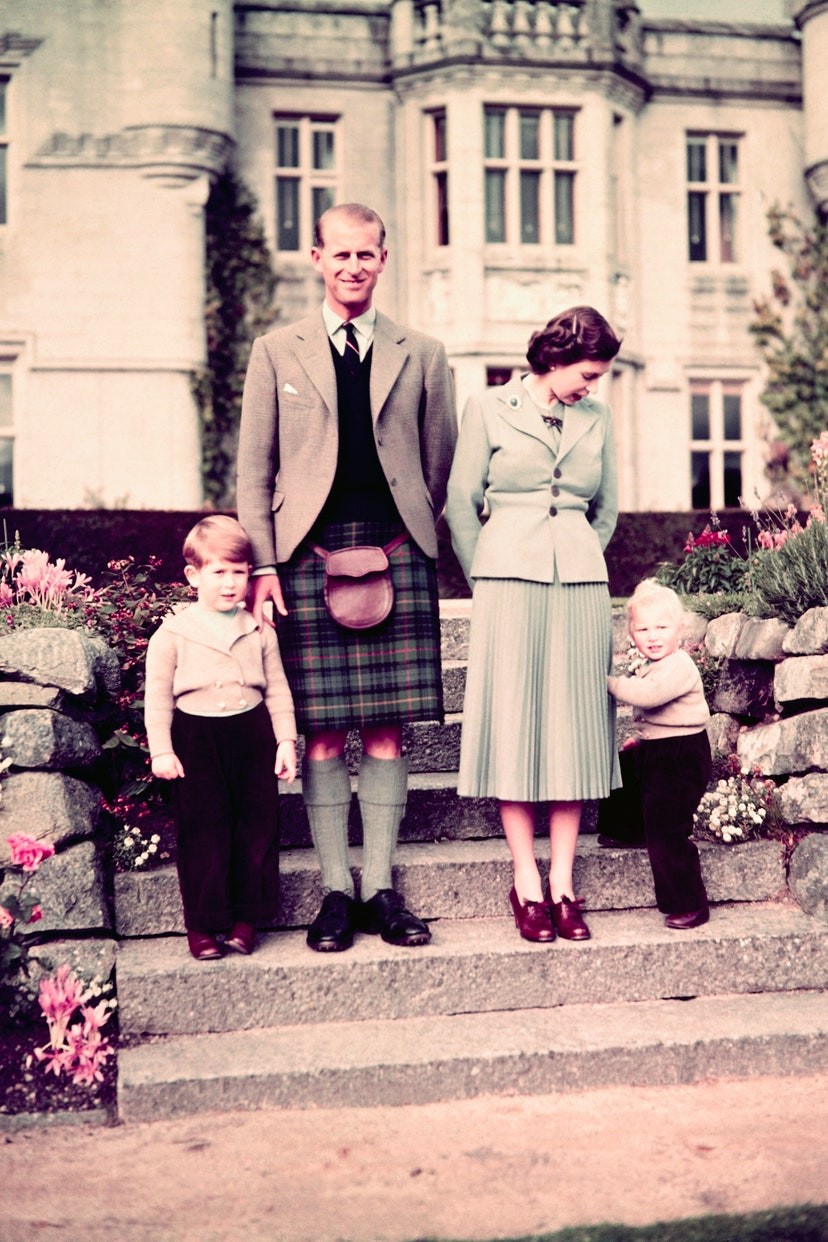 No Castelo de Balmoral, acompanhado da família, o príncipe veste trajes que remetem à tradição escocesa, um kilt acompanhado de um blazer de tweed (Foto: Reprodução)