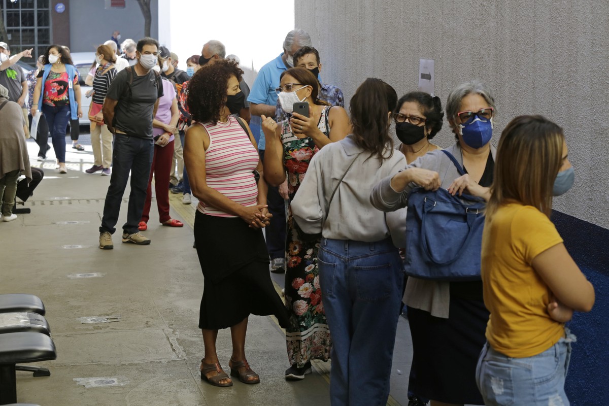 Unidades de saúde registram falta de vacina contra Covid-19 durante a tarde na cidade de SP - Vimarsana News