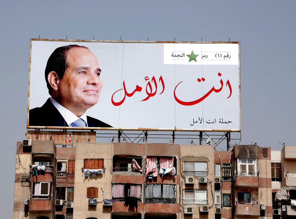 Banner do presidente egípcio Abdel-Fattah el-Sissi é instalado em prédio residencial do Cairo  (Foto: Nariman El-Mofty/ AP)