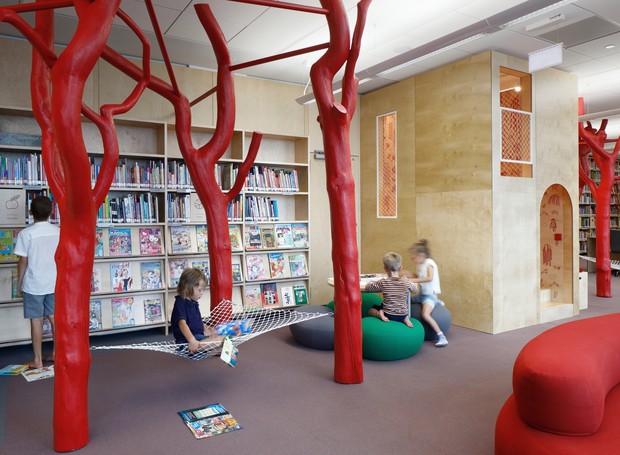 Os troncos de árvores dão cor ao espaço e abrigam redes para as crianças descansarem ou lerem um livro (Foto: Reprodução/archinect)