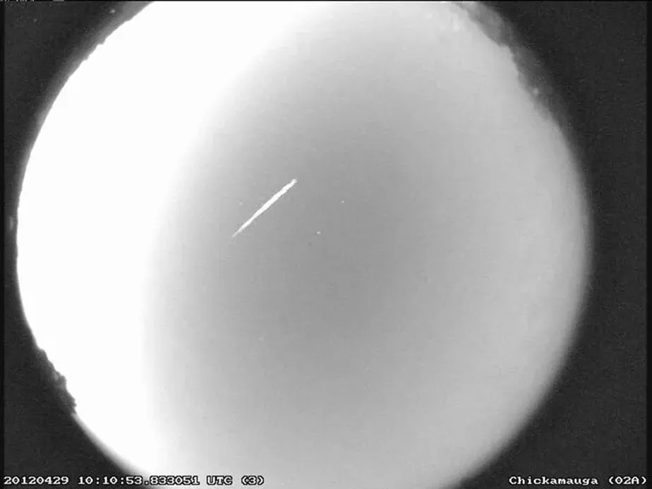 Um meteoro Eta Aquarídeo sobre o norte da Geórgia em 29 de abril de 2012