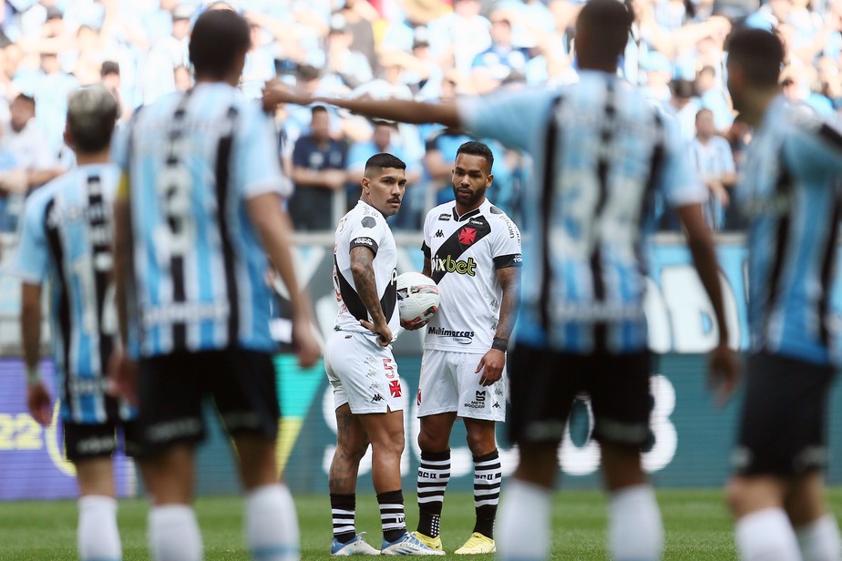 Alex Teixeira e Yuri Lara conversam durante jogo do Vasco contra o Grêmio.