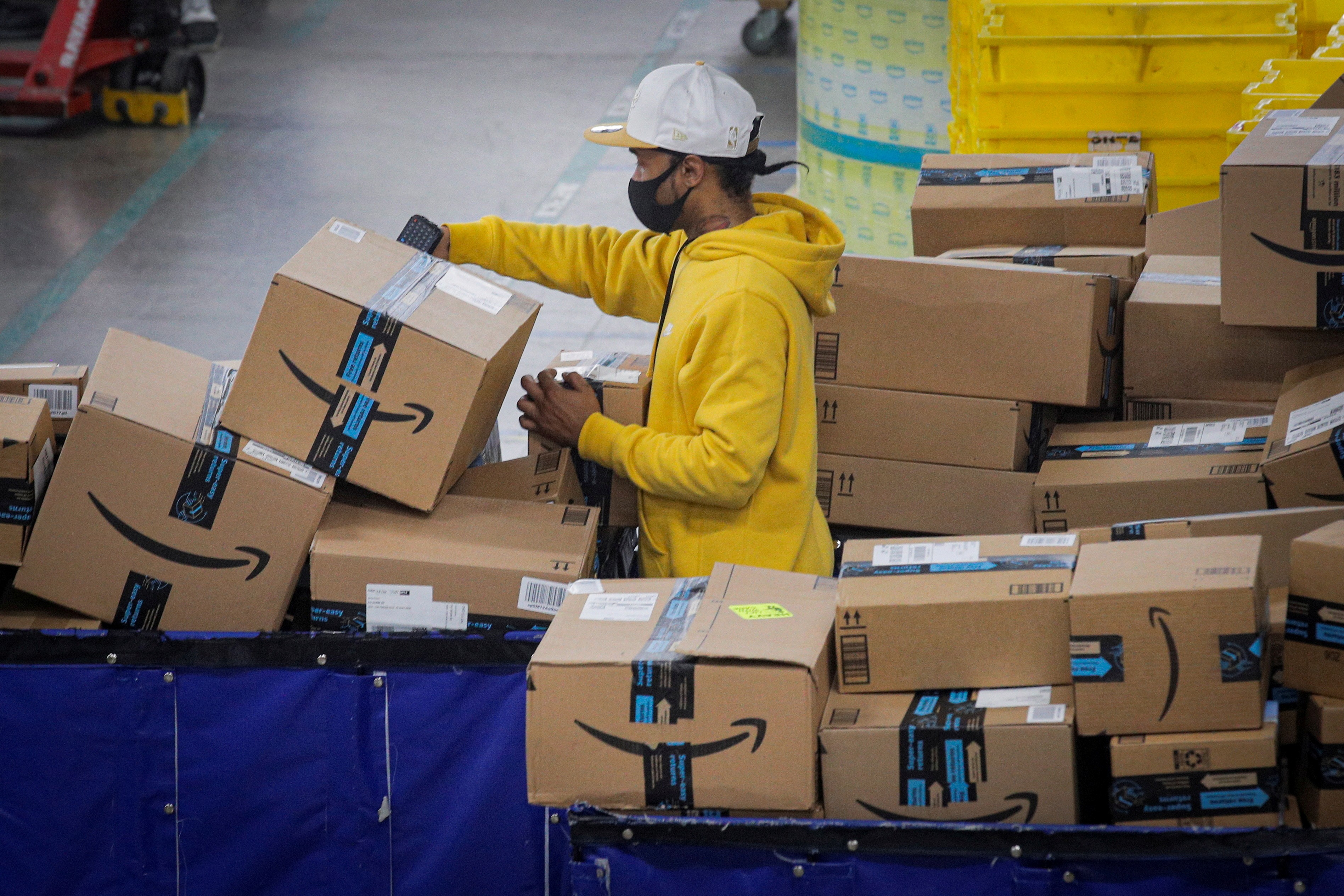Amazon destruiu mais de 2 milhões de produtos falsificados em 2020 thumbnail