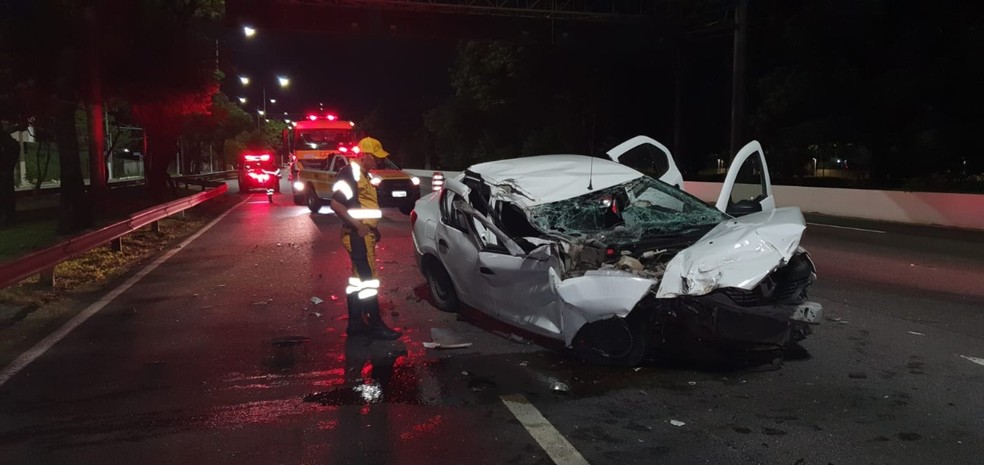 Carro em que estava Rodrigo Mussi ficou com a parte da frente toda amassada.  — Foto: CET