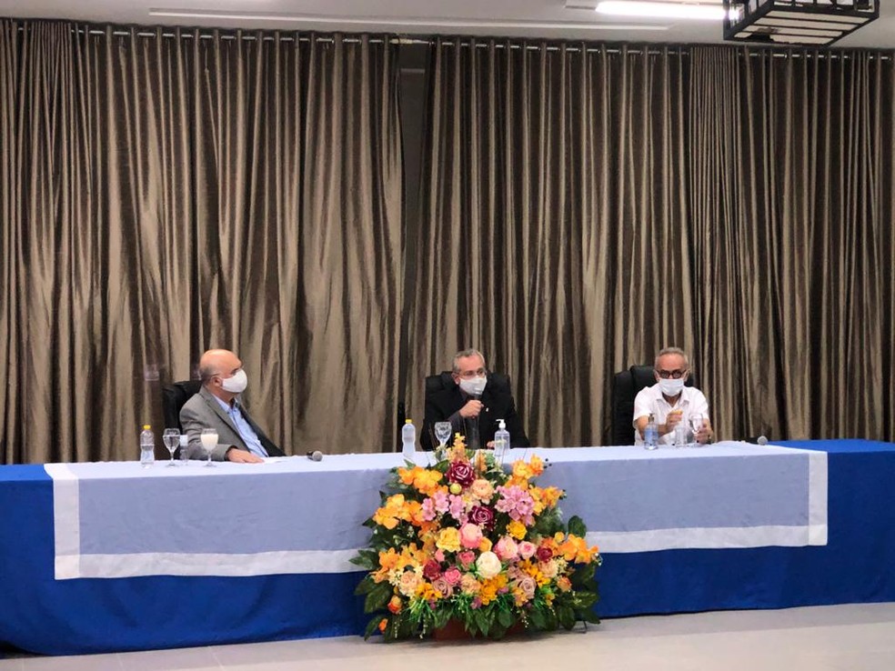 Ministro da Educa&ccedil;&atilde;o, Milton Ribeiro, em visita &agrave; UFPB, em Jo&atilde;o Pessoa, nesta segunda-feira (26). Ao seu lado, o reitor da UFPB, Valdiney Gouveia e o prefeito de Jo&atilde;o Pessoa, C&iacute;cero Lucena &mdash; Foto: Divulga&ccedil;&atilde;o/UFPB