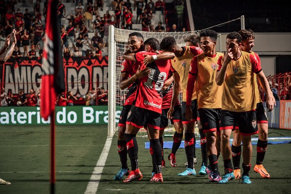 Jogadores do Atlético Goianiense comemorando gol (Foto: Divulgação)