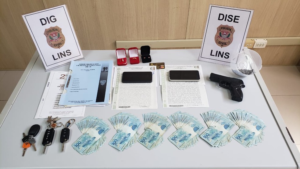 Além de dinheiro e joias, polícia encontrou com suspeitos procurações, escrituras, cartões bancários e cheques — Foto: Polícia Civil/Divulgação