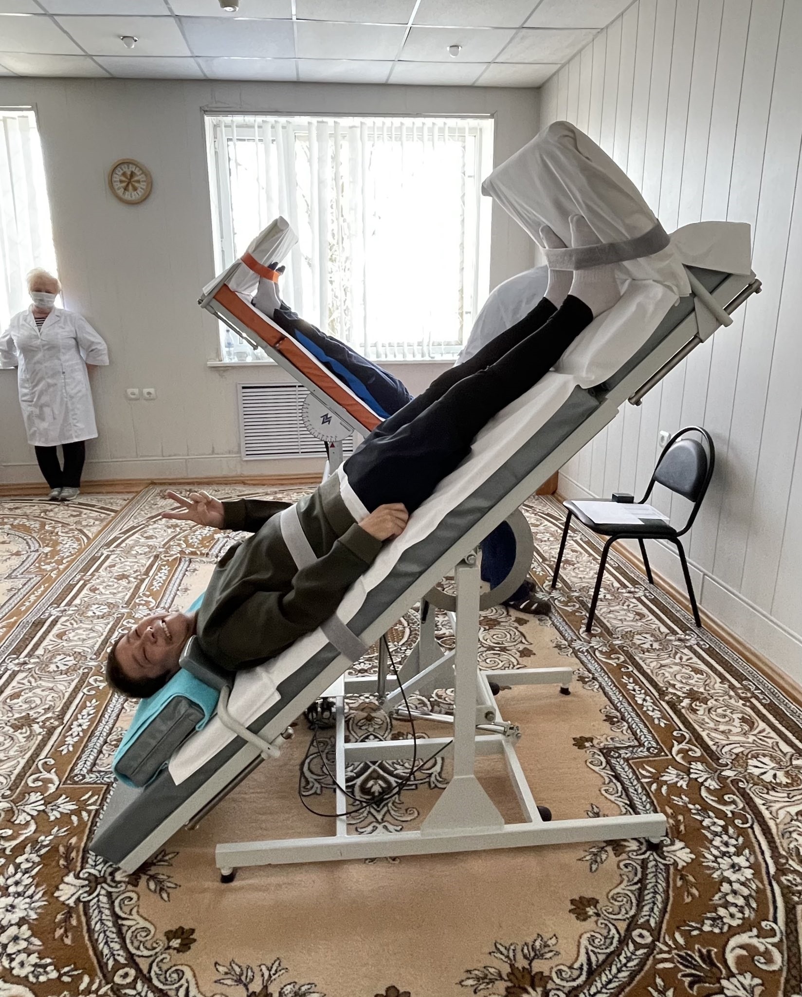 Yusaku Maezawa durante treinamento antes de ir ao espaço  (Foto: @yousuckMZ/Twitter/Reprodução)