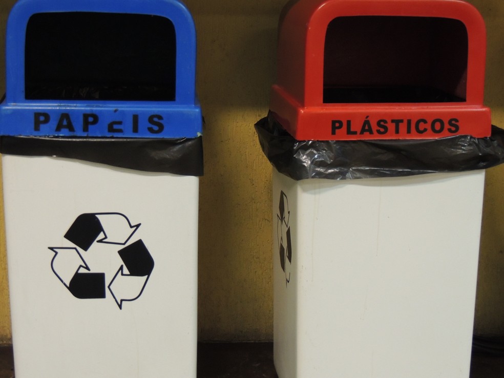 Lixeiras para recicláveis — Foto: Gladys Peixoto/G1