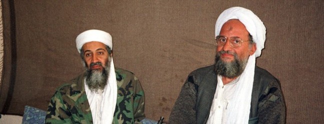 Ayman al-Zawahiri, ao lado de Osama bin Laden, em foto de novembro de 2001 — Foto: Hamid Mir