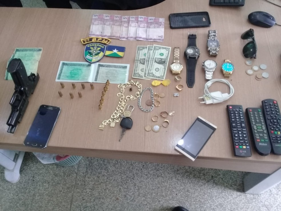 Polícia também apreendeu jóias, dinheiro, relógios e munições que estavam na casa.  — Foto: Reprodução/Redes Sociais