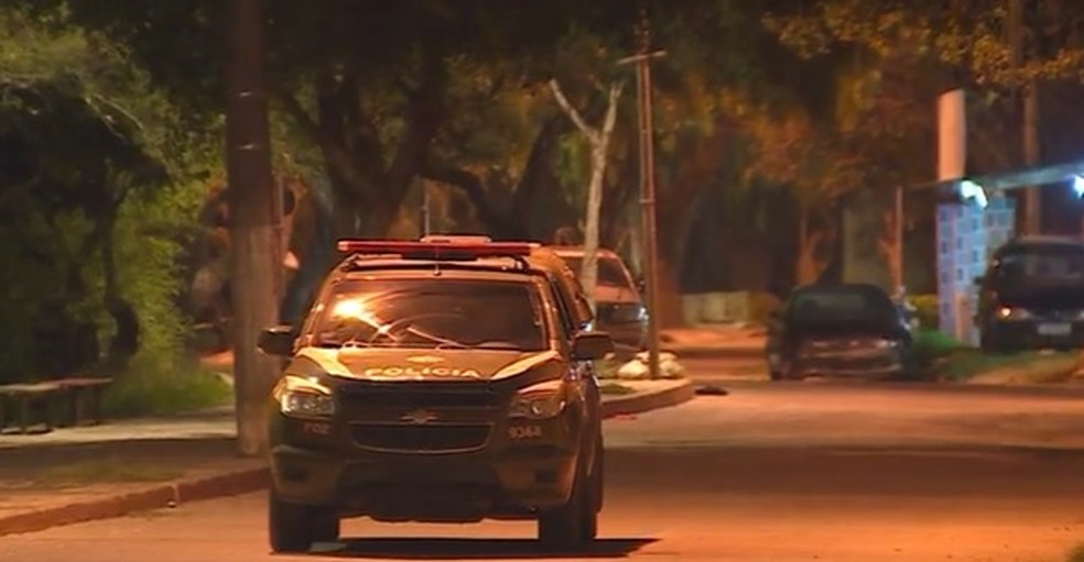 Polícia faz buscas pelo suspeito — Foto: Reprodução/RBS TV
