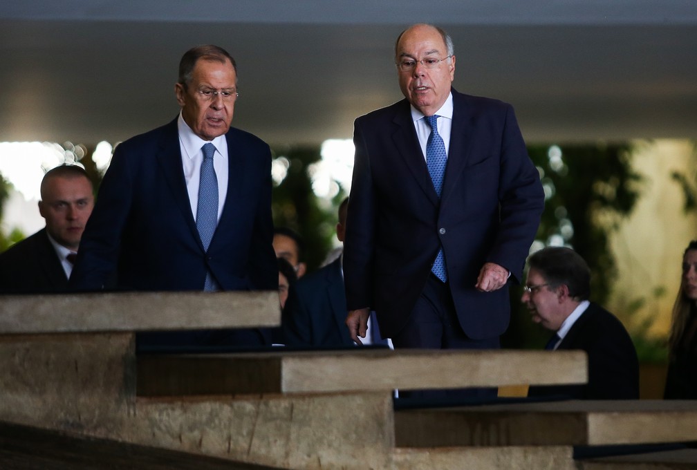O ministro das Relações Exteriores do Brasil, Mauro Vieira (d), recebe o ministro das Relações Exteriores da Rússia, Sergei Lavrov (e), para encontro no Palácio do Itamaraty, em Brasília (DF), na manhã desta segunda-feira, 17 de abril de 2023. Lavrov participará de reuniões no mais alto nível político, as primeiras desde a invasão da Ucrânia, em fevereiro do ano passado. — Foto: WILTON JUNIOR/ESTADÃO CONTEÚDO